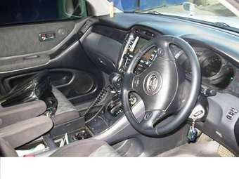 2001 Toyota Kluger V Photos