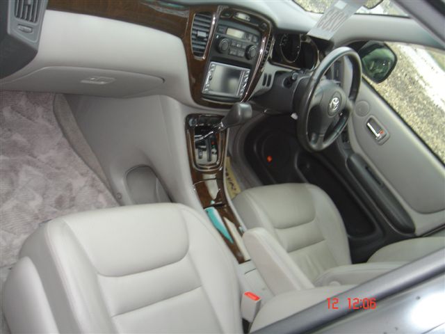 2002 Toyota Kluger V Photos