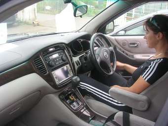 2002 Toyota Kluger V Photos