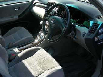 2002 Toyota Kluger V Images