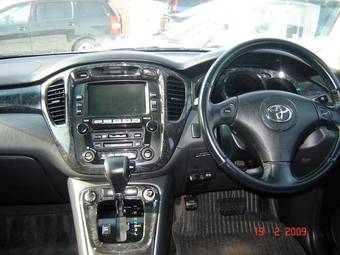 2002 Toyota Kluger V Pictures