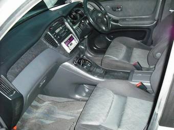 2002 Toyota Kluger V Photos