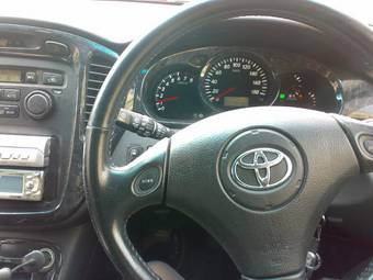 2002 Toyota Kluger V Images