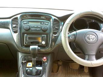 2002 Toyota Kluger V Photos