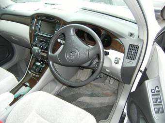 2002 Toyota Kluger V Photos