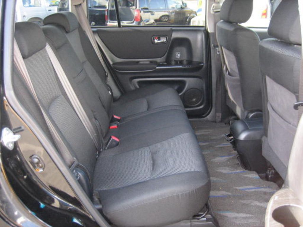 2004 Toyota Kluger V