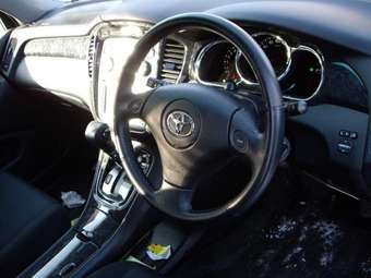 2004 Toyota Kluger V Pictures