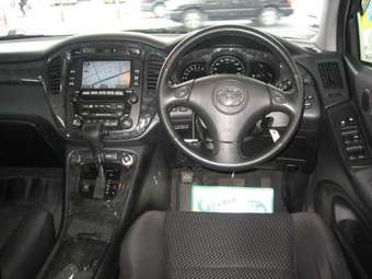 2004 Toyota Kluger V Photos