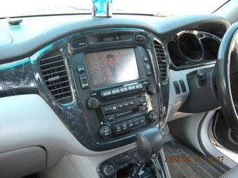 2004 Toyota Kluger V Images