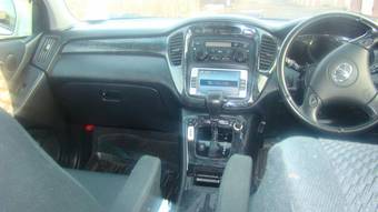 2004 Toyota Kluger V Photos