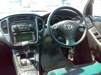 2004 Toyota Kluger V Pictures