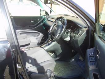 2004 Toyota Kluger V Photos