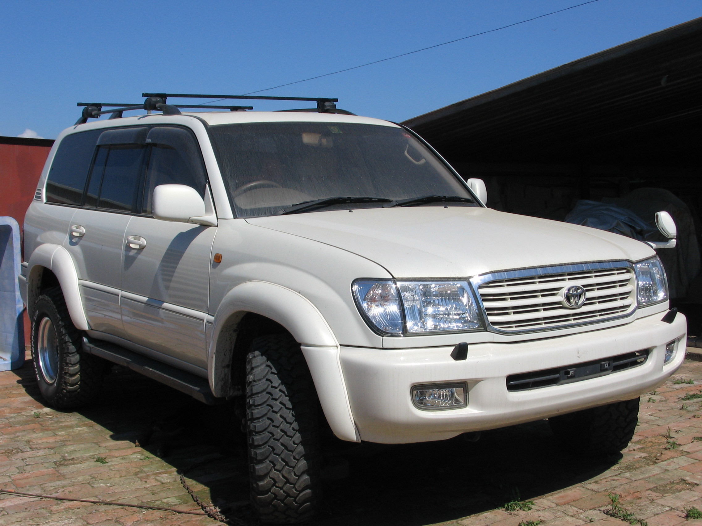 Хабаровский продажа тойота. Тойота ленд Крузер 100 1999. Toyota Land Cruiser 100 White. Toyota Land Cruiser 2004. Toyota Land Cruiser 100 2004.