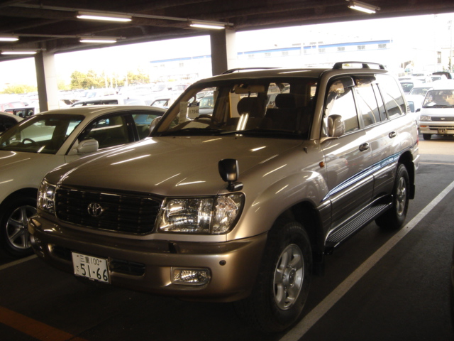 2002 Toyota Land Cruiser Pictures