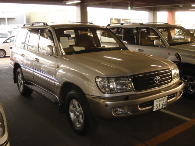 2002 Toyota Land Cruiser Photos