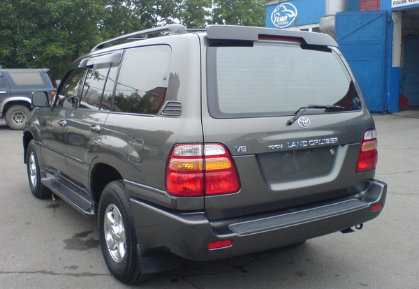 2002 Toyota Land Cruiser Pictures