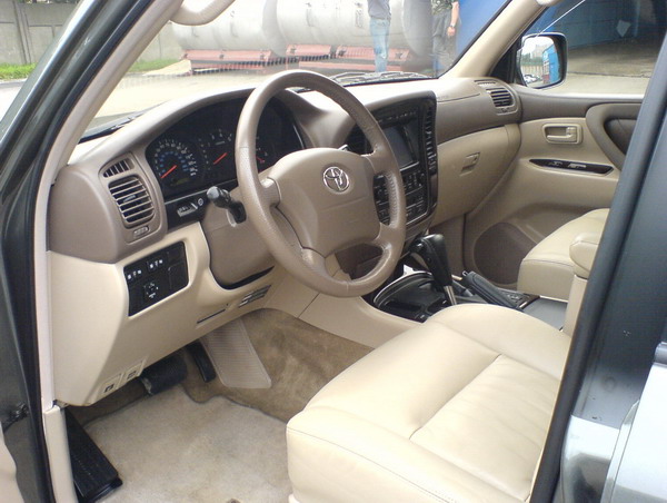 2002 Toyota Land Cruiser Pictures