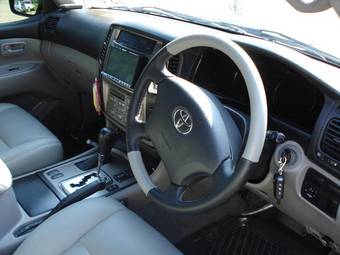 2002 Toyota Land Cruiser Pictures