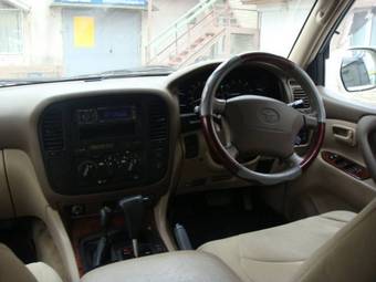 2002 Toyota Land Cruiser Pictures