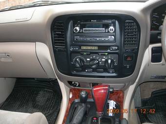 2002 Toyota Land Cruiser Pictures