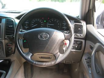 2002 Toyota Land Cruiser Pictures