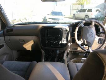 2002 Toyota Land Cruiser Photos