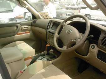 2004 Toyota Land Cruiser Pictures