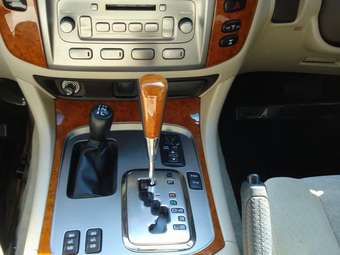 2004 Toyota Land Cruiser Pictures