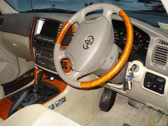 2004 Toyota Land Cruiser Photos