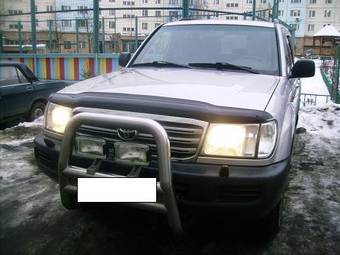 2004 Toyota Land Cruiser Pictures