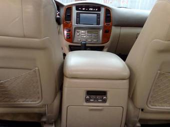 2004 Toyota Land Cruiser Images