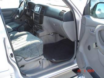 2004 Toyota Land Cruiser Pictures