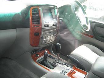 2004 Toyota Land Cruiser Pictures