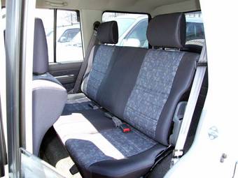 2004 Toyota Land Cruiser Pictures