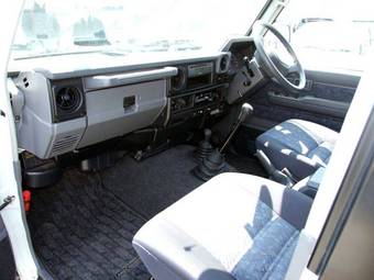 2004 Toyota Land Cruiser Photos