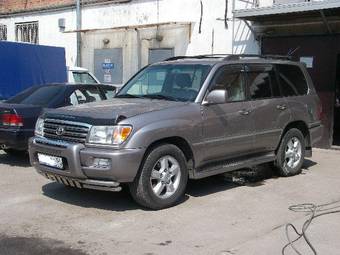 2004 Toyota Land Cruiser Pictures