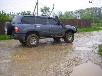 2004 Toyota Land Cruiser Photos