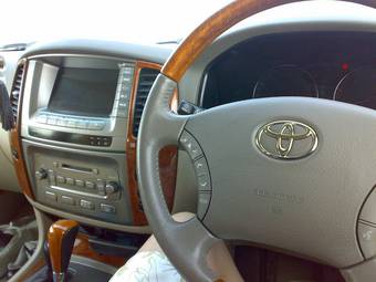 2004 Toyota Land Cruiser Photos