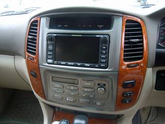 2004 Toyota Land Cruiser Photos