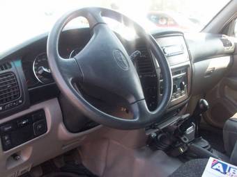 2004 Toyota Land Cruiser Pictures