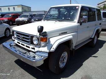 2004 Toyota Land Cruiser Pictures