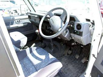 2004 Toyota Land Cruiser Pictures