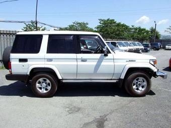2004 Toyota Land Cruiser Photos