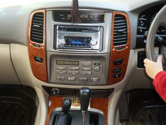 2004 Toyota Land Cruiser Pictures