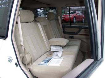 2004 Toyota Land Cruiser Photos