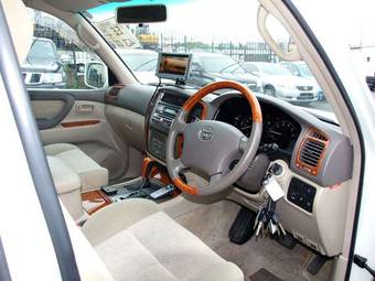 2004 Toyota Land Cruiser Pictures