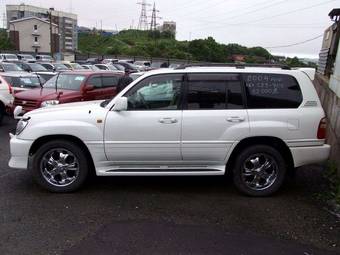 2004 Toyota Land Cruiser Photos