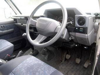 2004 Toyota Land Cruiser Pics