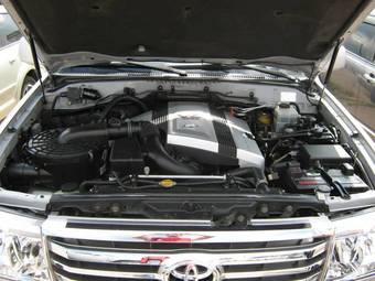 2004 Toyota Land Cruiser Pictures
