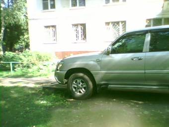 2004 Toyota Land Cruiser Photos